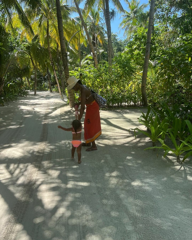 Наоми Кэмпбелл поделилась кадрами с годовалой дочерью из отпуска на Мальдивах